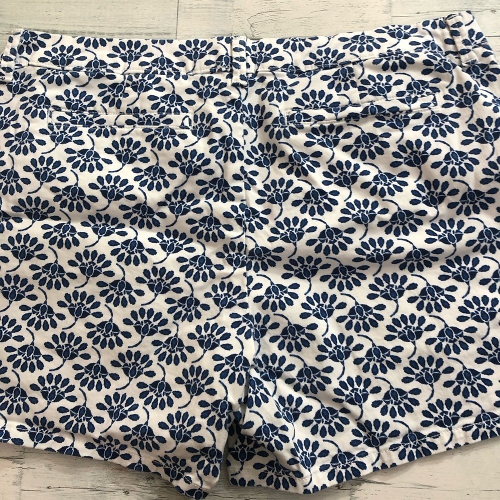 Liz Claiborne White and Blue Patterned Shorts - Picture 6 of 7